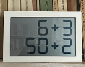 Albert-Clock im Buchregal